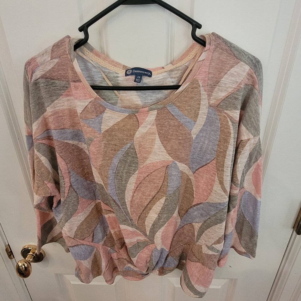 Democracy twist front hem. 3/4 sleeve tee.  Size 1x.
